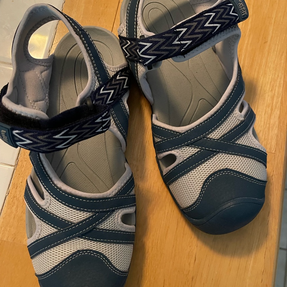Women’s Luffymomo water shoe/sandal, size 10